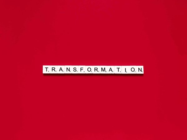 Quelles sont les étapes pour transformer un grenier en un espace de travail lumineux et aéré ?